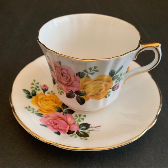 Royal Windsor Fine Bone China cup and saucer - Picture 2 of 16